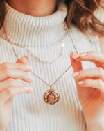 lykke Symbol of Faith medaljon na modelu